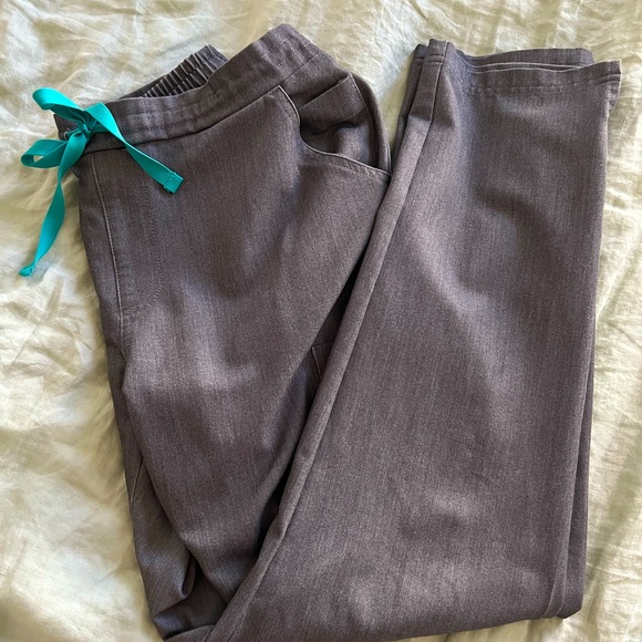 FIGS Scrubs Yola Skinny Scrub Pants Size Small in Graphite - Picture 2 of 2